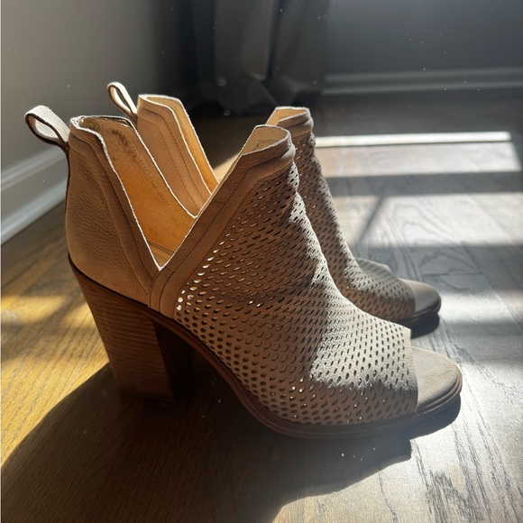 Vince Camuto perforated suede ankle booties size 11/41 - Picture 6 of 7